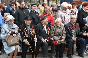 День Победы для работников Златмаша, ветеранов войны и труда, тружеников тыла, а также жителей района машиностроительного завода начался с митинга у обелиска Славы